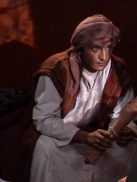 En costume d’époque, scène d’intérieur