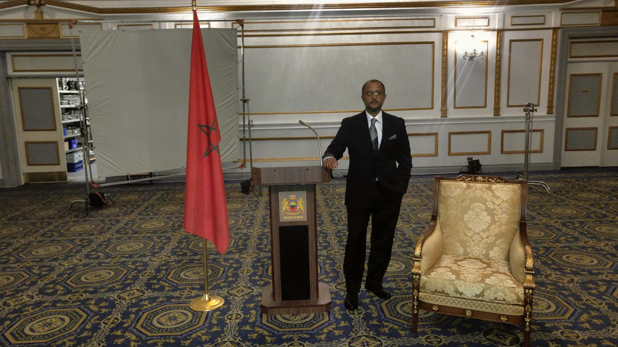 Sur un plateau, devant un drapeau marocain