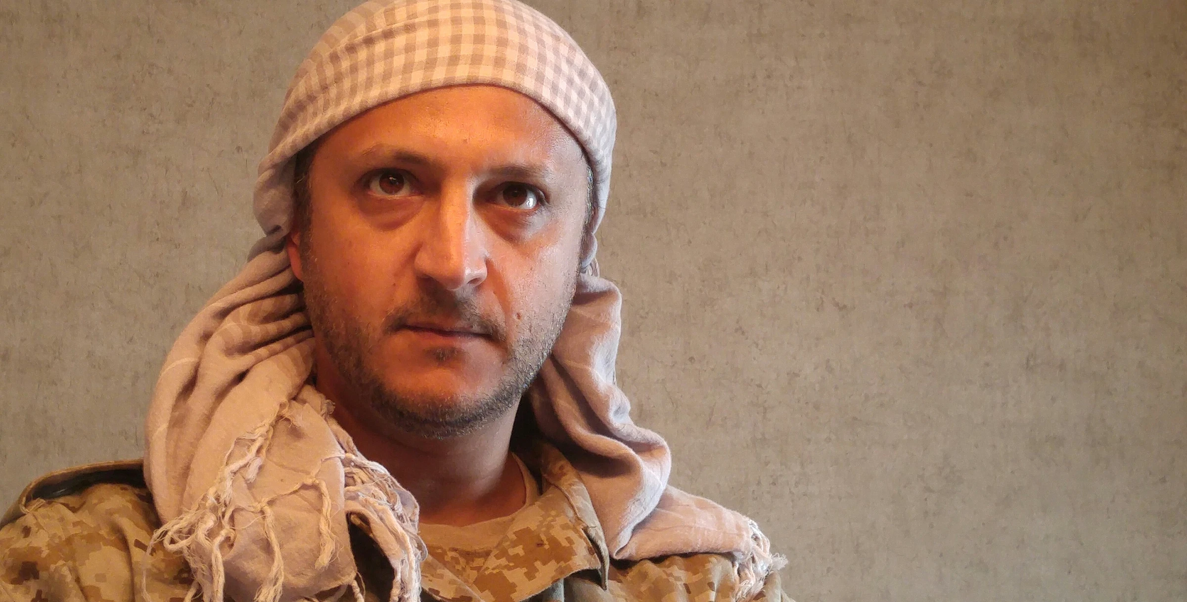 Portrait en costume, keffieh
